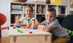 Quand deux ex-époux ont des revenus inégaux, l’un peut avoir à verser une pension alimentaire à l’autre, y compris si la garde des enfants est alternée.