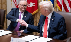 Le président américain Donald Trump (d) et le Premier ministre australien Anthony Albanese se serrent la main après la signature d'un accord sur les minéraux critiques à la Maison Blanche, le 20 octobre 2025 à Washington ( AFP / SAUL LOEB )
