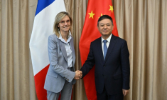 Agnès Pannier-Runacher (à gauche), ministre française de la Transition écologique et Huang Runqiu (à droite), ministre chinois de l'Écologie et de l'Environnement, se serrent la main avant leur rencontre au ministère chinois de l'Écologie et de l'Environnement à Pékin le 30 mai 2025 ( POOL / Adek BERRY )