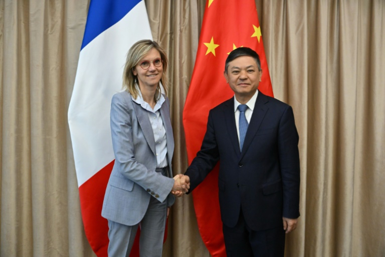 Agnès Pannier-Runacher (à gauche), ministre française de la Transition écologique et Huang Runqiu (à droite), ministre chinois de l'Écologie et de l'Environnement, se serrent la main avant leur rencontre au ministère chinois de l'Écologie et de l'Environnement à Pékin le 30 mai 2025 ( POOL / Adek BERRY )