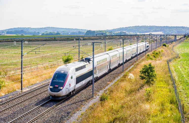 Selon une étude réalisée en 2023 pour la SNCF, 63% des voyageurs disent prendre le train par conviction écologique. (crédit : Adobe Stock)