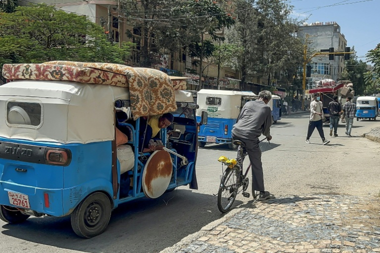 Des conducteurs de tuk-tuk acheminent des habitants à Mekele, la capitale de l'Etat régional éthiopien du Tigré où les troupes des autorités rebelles quittent la ville en masse, le 3 octobre 2026  ( AFP / - )