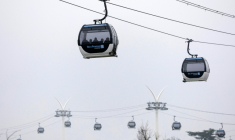 Des passagers à bord du premier téléphérique urbain d'Île-de-France reliant la station Pointe-du-Lac, à Créteil, à la station Villa-Nova, à Villeneuve-Saint-Georges, dans le Val-de-Marne, le 13 décembre 2025 ( AFP / Thomas SAMSON )