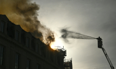 Un pompier tente d'éteindre un incendie sur le toit du chantier de Bouygues Bâtiment Île-de-France, près de la gare d'Austerlitz à Paris, le 14 octobre 2026 ( AFP / JULIEN DE ROSA )