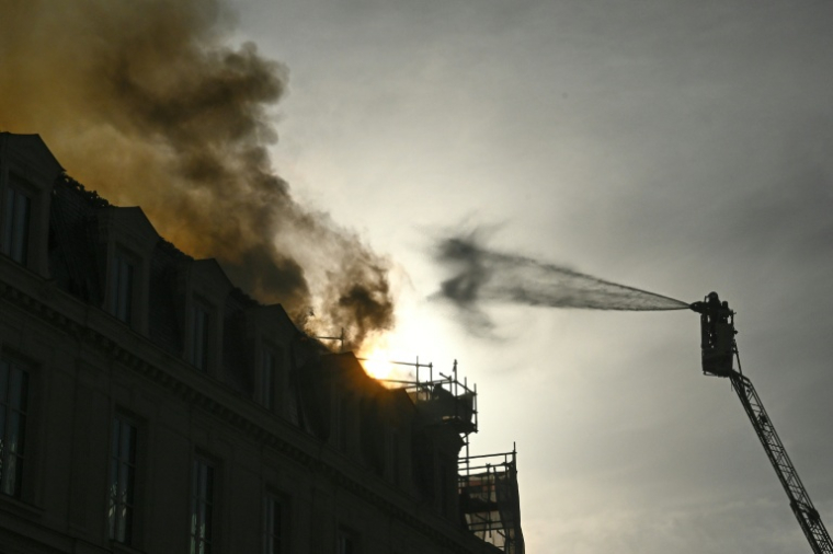 Un pompier tente d'éteindre un incendie sur le toit du chantier de Bouygues Bâtiment Île-de-France, près de la gare d'Austerlitz à Paris, le 14 octobre 2026 ( AFP / JULIEN DE ROSA )