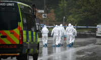 Des membres de la police scientifique se dirigent vers la synagogue d'Heaton Park, à Crumpsall, au nord de Manchester, le 4 octobre 2025 en Angleterre ( AFP / Paul ELLIS )
