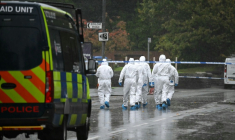 Des membres de la police scientifique se dirigent vers la synagogue d'Heaton Park, à Crumpsall, au nord de Manchester, le 4 octobre 2025 en Angleterre ( AFP / Paul ELLIS )