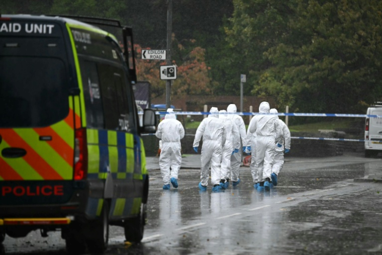 Des membres de la police scientifique se dirigent vers la synagogue d'Heaton Park, à Crumpsall, au nord de Manchester, le 4 octobre 2025 en Angleterre ( AFP / Paul ELLIS )