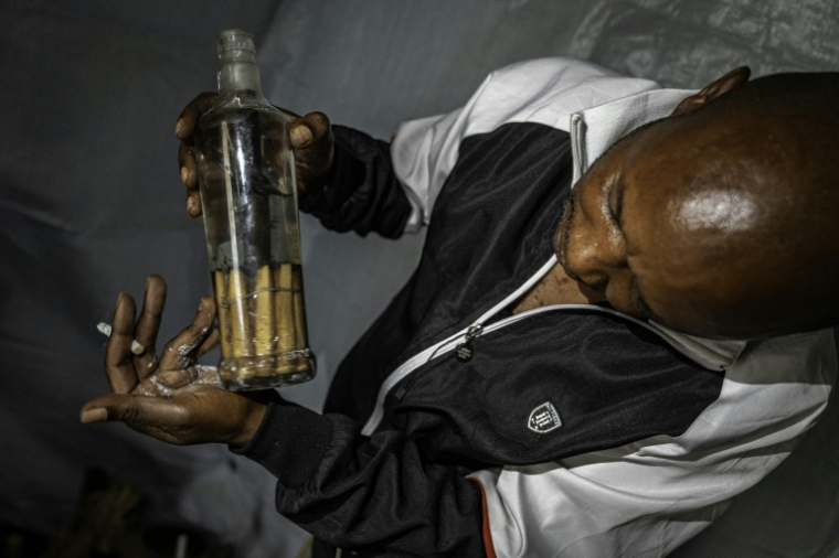 Un homme tient une bouteille contenant une préparation de médecine traditionnelle le 2 juin 2026 à Bunia, en République démocratique du Congo ( AFP / Glody MURHABAZI )