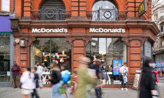 Des passants passent devant un McDonald's à Londres, en Grande-Bretagne