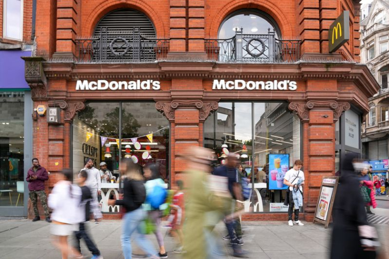 Des passants passent devant un McDonald's à Londres, en Grande-Bretagne