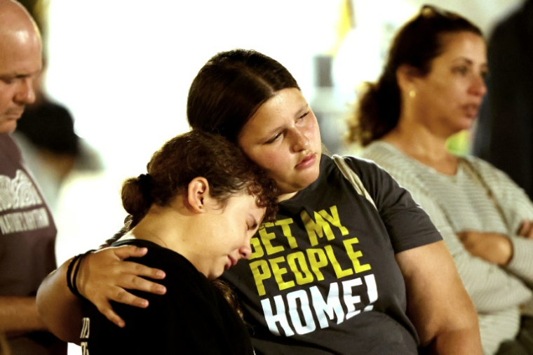 Des Israéliens participent à un rassemblement d'unité et de prière sur le Place de Otages à Tel-Aviv, le 28 octobre 2025 ( AFP / Jack GUEZ )