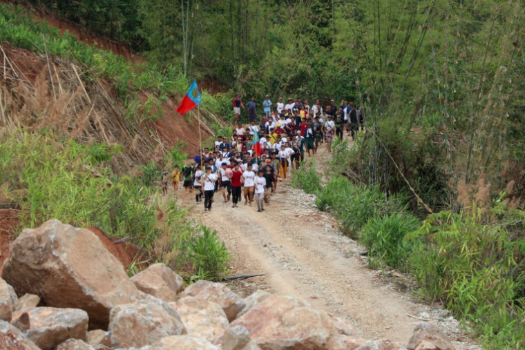 Des membres de l'ethnie Pradawng manifestent contre le projet d'extraire du plomb sur leurs terres lors d'un rassemblement à Pekon, dans l'Etat Shan, le 2 mai 2025 en Birmanie ( AFP / STR )