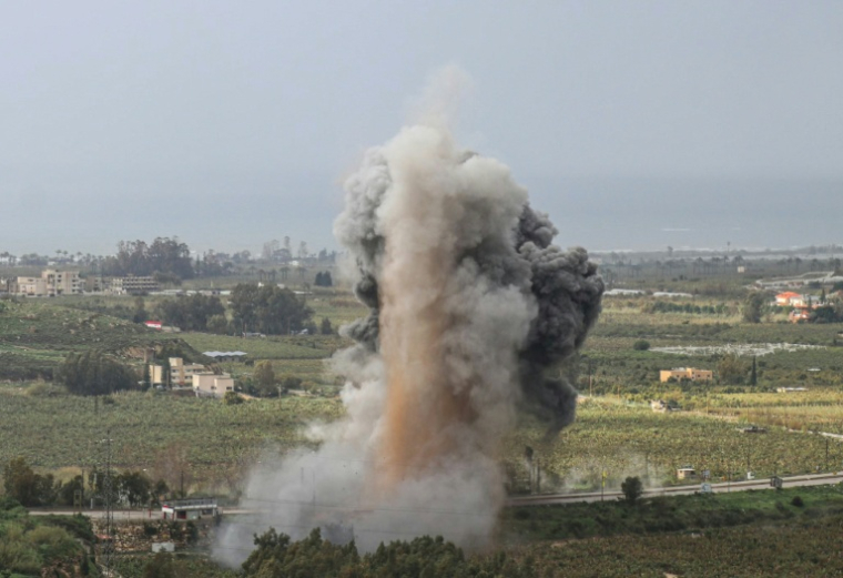 Un panache de fumée s'élève du site du pont de Qasmiyeh visé par une frappe israélienne, le 22 mars 2026 au sud du Liban ( AFP / Kawnat HAJU )