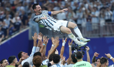 Lionel Messi célébré par ses coéquipiers après la qualification pour les quarts de finale du Mondial de l'Argentine contre l'Egypte mardi à Atlanta. ( AFP / Thomas COEX )