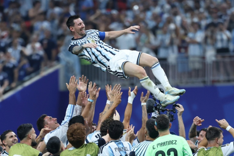 Lionel Messi célébré par ses coéquipiers après la qualification pour les quarts de finale du Mondial de l'Argentine contre l'Egypte mardi à Atlanta. ( AFP / Thomas COEX )