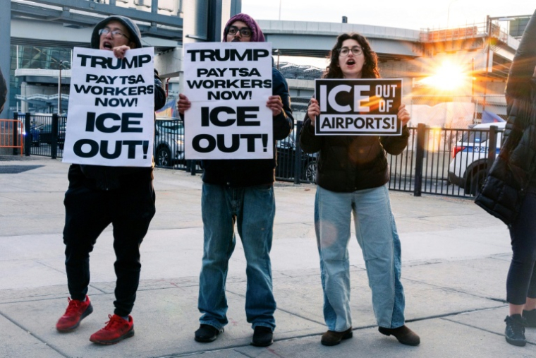 Manifestation contre la présence de l'ICE dans les aéroports et pour le paiement des agents de la TSA devant l'aéroport international John F. Kennedy de New York, le 25 mars 2026 ( AFP / Angelina Katsanis )
