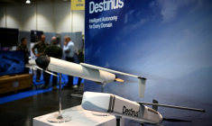 Des drones intercepteurs conçus par la société européenne Destinus, présentés lors de la 8e édition du Salon européen des drones et des systèmes autonomes à Bordeaux, dans le sud-ouest de la France, le 14 octobre 2025. ( AFP / Christophe ARCHAMBAULT )
