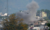 De la fumée s'élève du village de Poonch après une frappe d'artillerie, le 7 mai 2025 en Inde ( AFP / Punit PARANJPE )