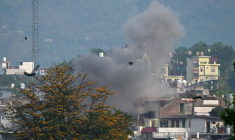 De la fumée s'élève dans le village indien de Poonch après une frappe d'artillerie, le 7 mai 2025 ( AFP / Punit PARANJPE )