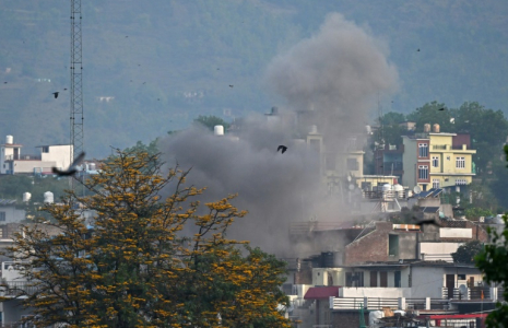 De la fumée s'élève dans le village indien de Poonch après une frappe d'artillerie, le 7 mai 2025 ( AFP / Punit PARANJPE )
