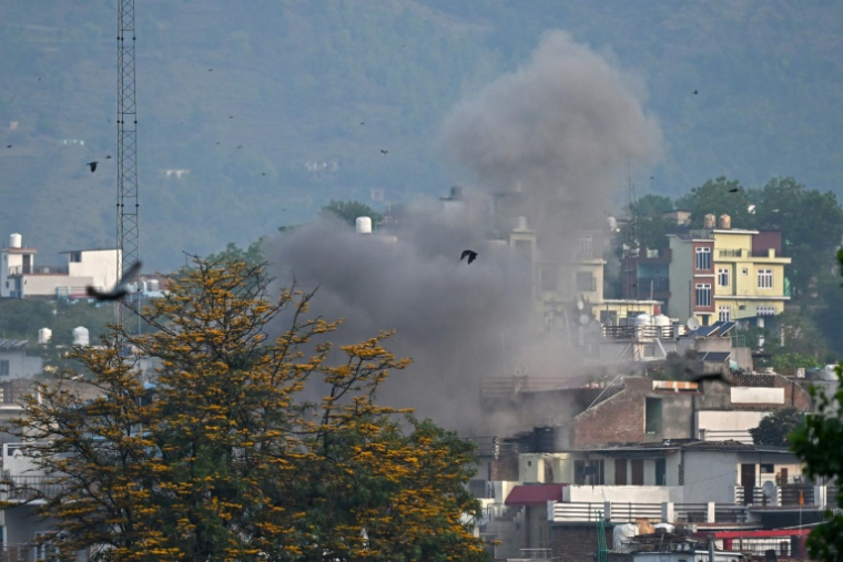 De la fumée s'élève du village de Poonch après une frappe d'artillerie, le 7 mai 2025 en Inde ( AFP / Punit PARANJPE )
