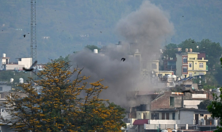 De la fumée s'élève du village de Poonch après une frappe d'artillerie, le 7 mai 2025 en Inde ( AFP / Punit PARANJPE )