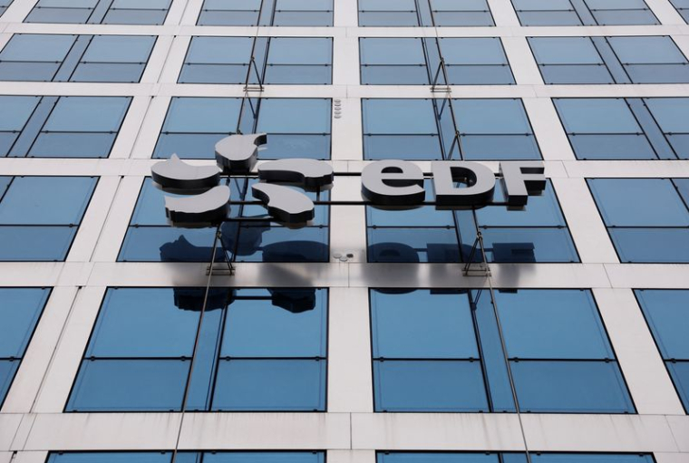 Photo du logo d'EDF sur la façade de l'immeuble de l'entreprise publique française