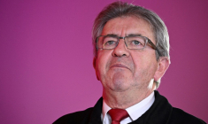 Pour Jean-Luc Mélenchon, "les insoumis se voient infliger une lapidation médiatique désormais permanente".  ( AFP / EMMANUEL DUNAND )