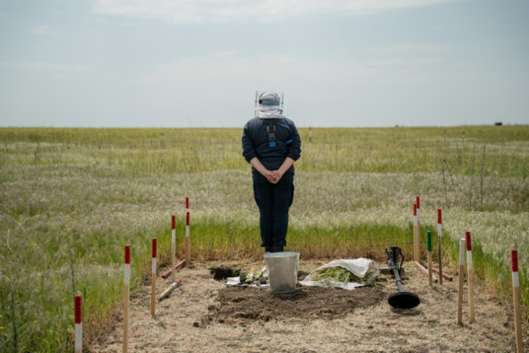 L'Ukrainienne Viktoria Shynkar, ex-coiffeuse devenue démineuse pour la HALO Trust. Près du village de Bezymenne, dans la région de Mykolaiv, le 2 mai 2025 ( AFP / Ivan SAMOILOV )