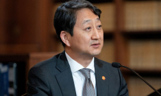 Le ministre sud-coréen du Commerce, de l'Industrie et de l'Énergie, Ahn Duk-geun, s'exprime lors d'une réunion à Washington
