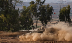 Un char israélien manœuvre près de la frontière entre Israël et Gaza