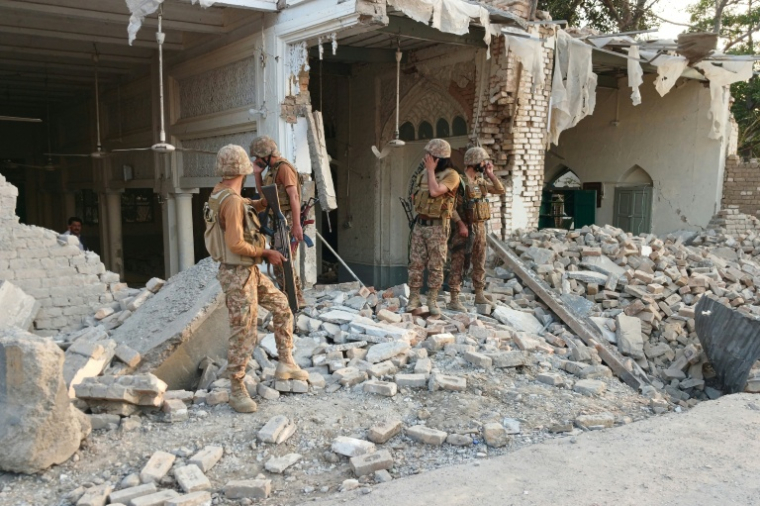 Des militaires près des décombres du quartier général de la police de Kohat, au Pakistan le 18 septembre 2026 ( AFP / Basit SHAH )