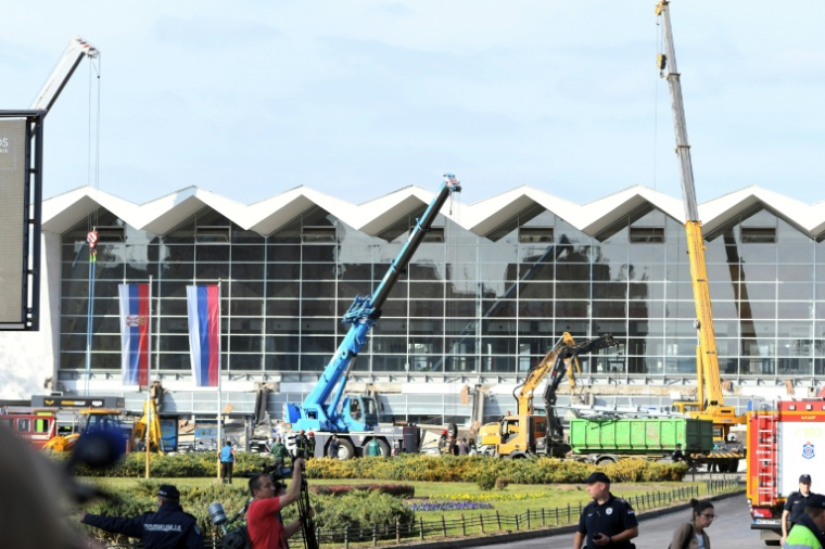 Des équipes d'urgence et de secours sur le site où s'est effondré le toit extérieur en béton d'une gare à Novi Sad, dans le nord de la Serbie, le 1er novembre 2024 ( AFP / Nenad Mihajlovic )