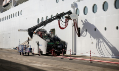 Le navire de croisière MSC World Europa connecté au réseau électrique dans le port de Marseille, le 11 avril 2026   ( AFP / CLEMENT MAHOUDEAU )