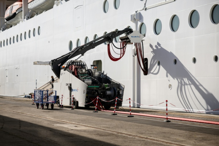 Le navire de croisière MSC World Europa connecté au réseau électrique dans le port de Marseille, le 11 avril 2026   ( AFP / CLEMENT MAHOUDEAU )