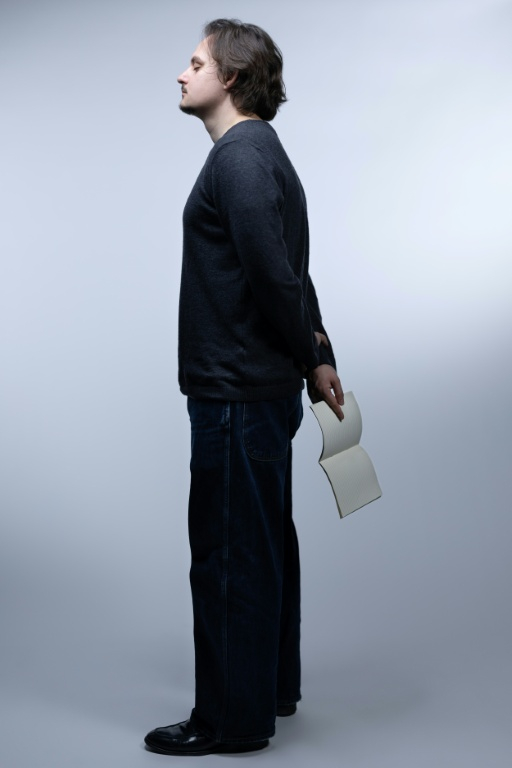 L'écrivain et poète Victor Malzac à Paris, le 3 mars 2026 ( AFP / Joel Saget )