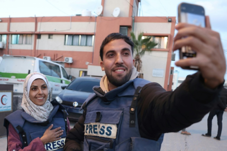 Une selfie prise à Khan Younès le 18 janvier 2025 par Moaz Abou Taha avec Mariam Dagga, deux journalistes palestiniens tués le 25 août 2025 dans des frappes israéliennes sur un hôpital de Khan Younès Younès, dans le sud de la bande de Gaza ( AFP / Bashar Taleb )
