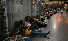 Des voyageurs sont assis ou allongés au sol alors qu'ils se préparent à passer la nuit dans la gare de Cordoue en raison d'une méga-panne électrique affectant l'Espagne et le Portugal le 28 avril 2025 ( AFP / JAVIER SORIANO )