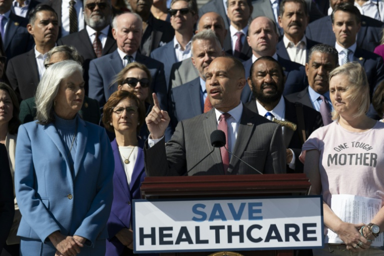 Le chef de la minorité démocrate à la Chambre américaine des représentants, Hakeem Jeffries (au centre), lors d'une conférence de presse sur les marches du Capitole de Washington, le 15 octobre 2025 ( AFP / Roberto Schmidt )