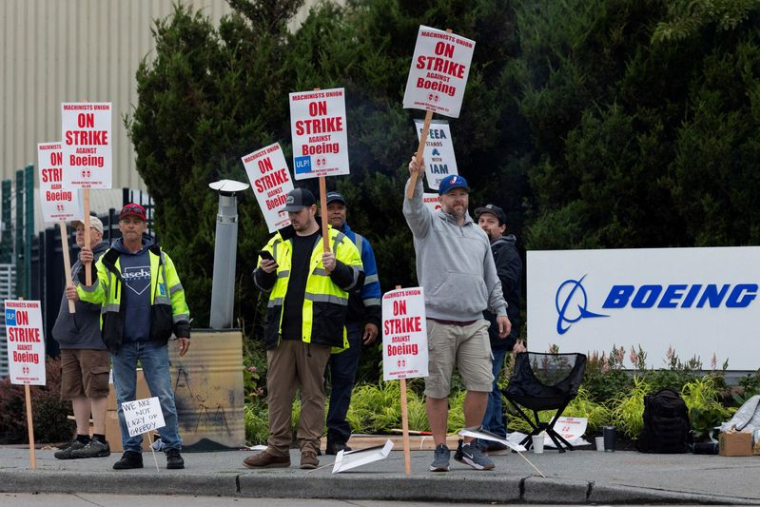 Les travailleurs de l'usine Boeing se rassemblent sur les piquets de grève dans l'État de Washington au premier jour de la grève