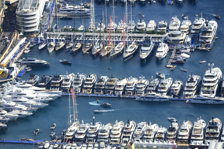 Des yachts amarrés au port Hercule, à Monaco, le 29 septembre 2022  ( AFP / Valery HACHE )