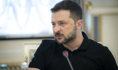 Photo prise et publiée par le service de presse présidentiel ukrainien, le 20 août 2025, du président ukrainien Volodymyr Zelensky participant à une réunion avec des journalistes ukrainiens et étrangers à Kiev ( Service de presse de la présidence ukrainienne / Handout )