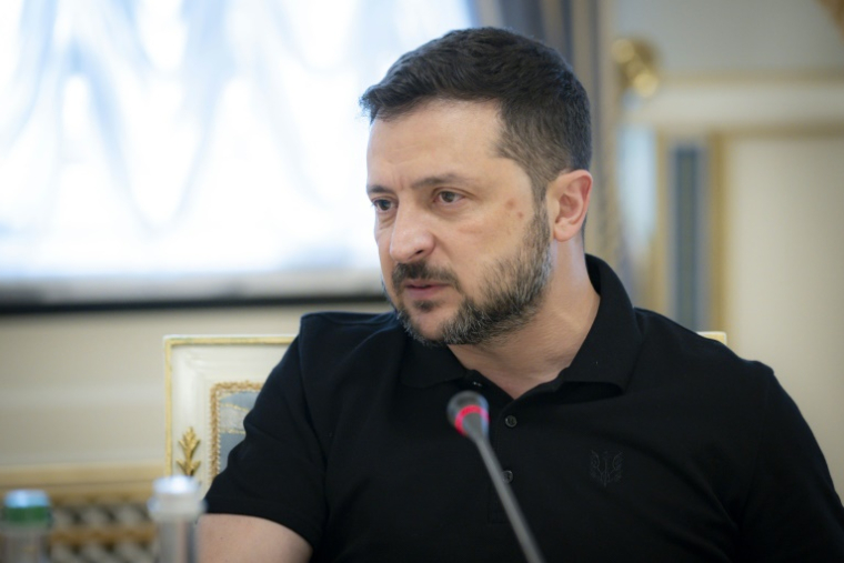 Photo prise et publiée par le service de presse présidentiel ukrainien, le 20 août 2025, du président ukrainien Volodymyr Zelensky participant à une réunion avec des journalistes ukrainiens et étrangers à Kiev ( Service de presse de la présidence ukrainienne / Handout )