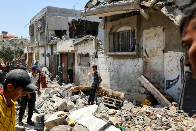 Des Palestiniens fouillent les décombres après une frappe israélienne à Nousseirat, dans le centre de la bande de Gaza, le 1er juin 2025 ( AFP / Eyad BABA )