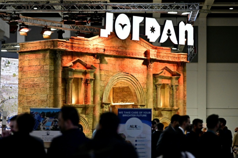 Des visiteurs au stand de la Jordanie au salon du tourisme de Berlin ITB, le 3 mars 2026 ( AFP / Tobias SCHWARZ )