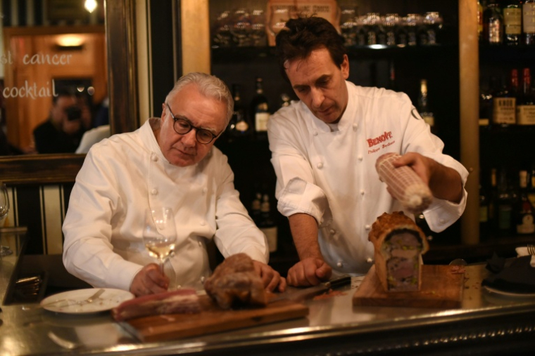 Le chef Alain Ducasse (G) à New York, le 18 octobre 2024 ( GETTY IMAGES NORTH AMERICA / Mike Pont )