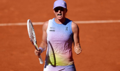 Tennis - Open de France - Roland-Garros, Paris, France. La Polonaise Iga Swiatek célèbre sa victoire lors de son match du troisième tour contre la Roumaine Jaqueline Cristian