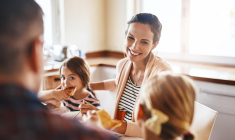 Il est possible de donner de l’argent à ses enfants sans payer de taxes lors de certaines occasions, à condition de respecter les règles du présent d’usage ( Shutterstock )