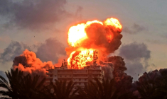 Une boule de feu visible au-dessus d'un bâtiment frappé par l'armée israélienne, le 28 mai 2026 à Tyr, au sud du Liban ( AFP / KAWANT HAJU )